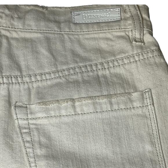 Blank NYC NWT Wedge Shorts Womens Size‎ 25 White Denim Floral Raw Hem Distressed - Picture 7 of 8